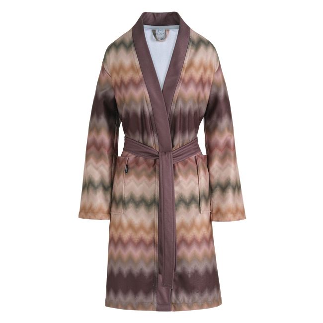 AVA badjas | multi Ava badjas multi is een lange badjas met een zigzagpatroon in verschillende tinten paars, roze, terracotta en groen en accenten in aubergine paars. De badjas heeft grote insteekzakken, brede revers en wordt gesloten met een ceintuur. De Ava badjas multi van Vandyck heeft door de ardetinten en het fijne patroon een luxe uitstraling.