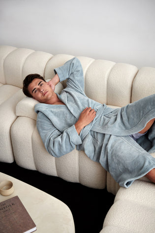 TAYLOR badjas | pearl blue Badjas Taylor is een mooie, fijne badjas gemaakt van een zachte velours stof, de binnenkant van de badjas is gemaakt van bamboe. Door de bamboe stof heeft de jas een fijn draagcomfort. Bamboe ventileert goed, is superzacht en comfortabel