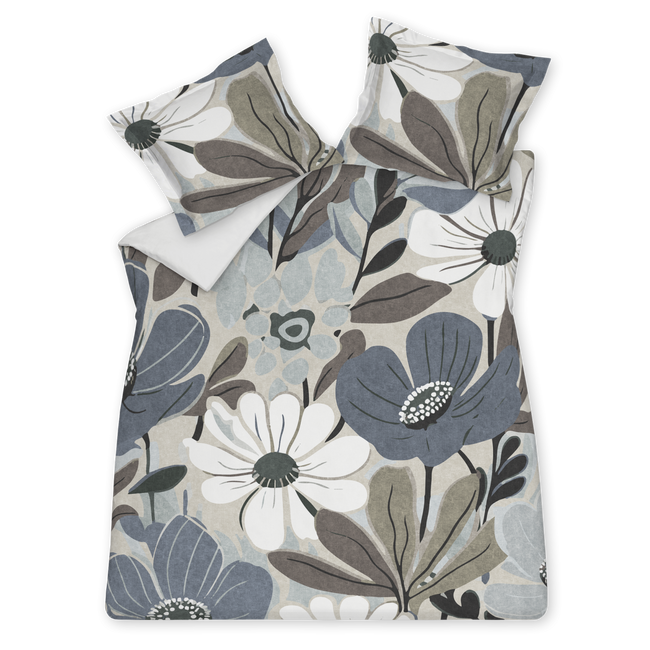 BLUE LAGOON dekbedovertrekset | oceanview Blue Lagoon oceanview dekbedovertrek heeft grote bloemen in verschillende tinten blauw, bruin en wit. De bloemen lijken geschilderd met een matte verf, waarbij de structuur van de stof goed zichtbaar is.