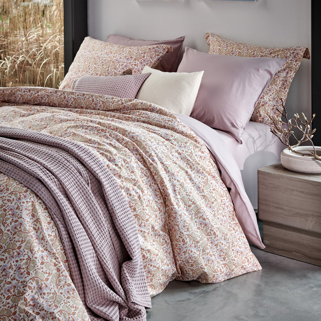 CLAIRE dekbedovertrekset | multi Claire multi dekbedovertrek heeft paarse bloemen met oranje en beige blaadjes. De achterkant van het dekbedovertrek heeft dezelfde print, net als de kussen. Claire multi dekbedovertrek van Vandyck geeft op subtiele wijze een French chique uitstraling aan je slaapkamer.