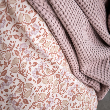 CLAIRE dekbedovertrekset | multi Claire multi dekbedovertrek heeft paarse bloemen met oranje en beige blaadjes. De achterkant van het dekbedovertrek heeft dezelfde print, net als de kussen. Claire multi dekbedovertrek van Vandyck geeft op subtiele wijze een French chique uitstraling aan je slaapkamer.