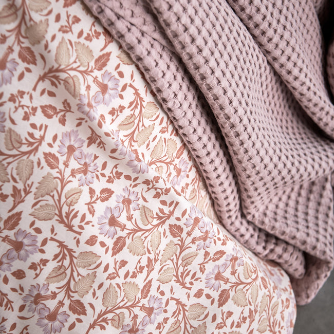 CLAIRE dekbedovertrekset | multi Claire multi dekbedovertrek heeft paarse bloemen met oranje en beige blaadjes. De achterkant van het dekbedovertrek heeft dezelfde print, net als de kussen. Claire multi dekbedovertrek van Vandyck geeft op subtiele wijze een French chique uitstraling aan je slaapkamer.