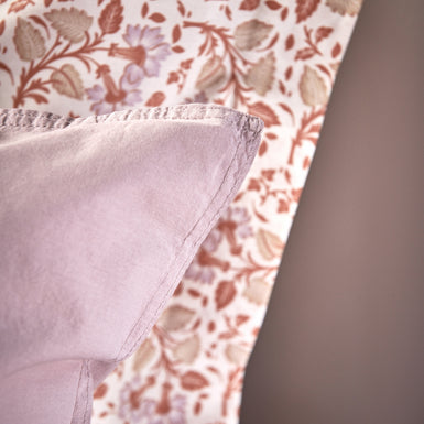 CLAIRE dekbedovertrekset | multi Claire multi dekbedovertrek heeft paarse bloemen met oranje en beige blaadjes. De achterkant van het dekbedovertrek heeft dezelfde print, net als de kussen. Claire multi dekbedovertrek van Vandyck geeft op subtiele wijze een French chique uitstraling aan je slaapkamer.