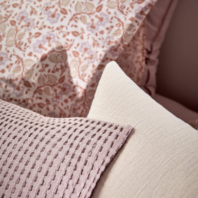 CLAIRE dekbedovertrekset | multi Claire multi dekbedovertrek heeft paarse bloemen met oranje en beige blaadjes. De achterkant van het dekbedovertrek heeft dezelfde print, net als de kussen. Claire multi dekbedovertrek van Vandyck geeft op subtiele wijze een French chique uitstraling aan je slaapkamer.