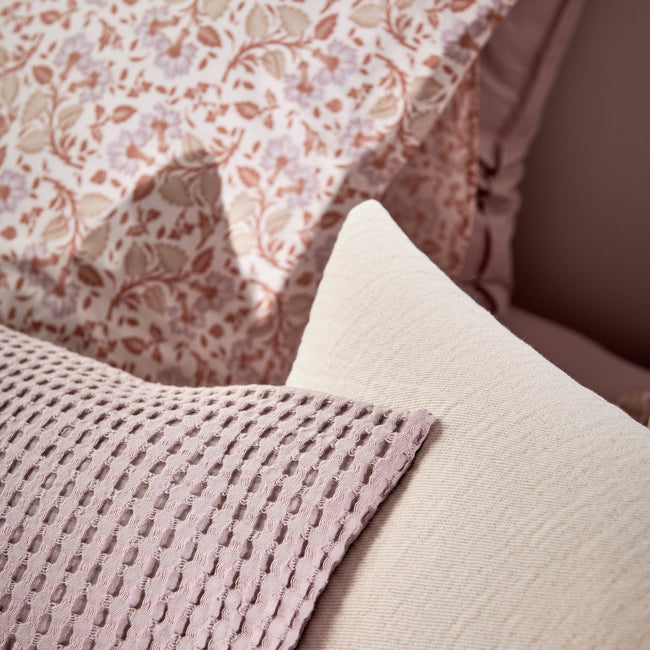 CLAIRE dekbedovertrekset | multi Claire multi dekbedovertrek heeft paarse bloemen met oranje en beige blaadjes. De achterkant van het dekbedovertrek heeft dezelfde print, net als de kussen. Claire multi dekbedovertrek van Vandyck geeft op subtiele wijze een French chique uitstraling aan je slaapkamer.