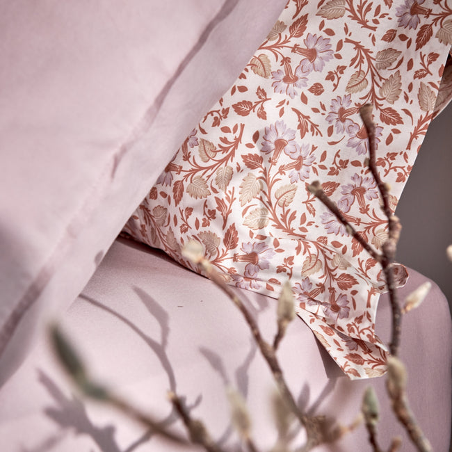 CLAIRE dekbedovertrekset | multi Claire multi dekbedovertrek heeft paarse bloemen met oranje en beige blaadjes. De achterkant van het dekbedovertrek heeft dezelfde print, net als de kussen. Claire multi dekbedovertrek van Vandyck geeft op subtiele wijze een French chique uitstraling aan je slaapkamer.