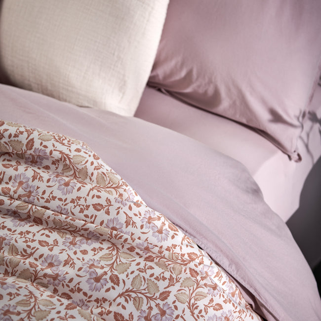 CLAIRE dekbedovertrekset | multi Claire multi dekbedovertrek heeft paarse bloemen met oranje en beige blaadjes. De achterkant van het dekbedovertrek heeft dezelfde print, net als de kussen. Claire multi dekbedovertrek van Vandyck geeft op subtiele wijze een French chique uitstraling aan je slaapkamer.