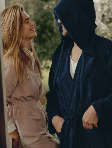 RIO badjas | dark navy een vrouw die een paarse badjas draagt en een man die een blauwe badjas draagt met een capuchon