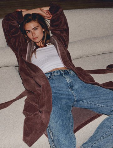 TAYLOR badjas | moonscape Badjas Taylor is een mooie, fijne badjas gemaakt van een zachte velours stof, de binnenkant van de badjas is gemaakt van bamboe. Door de bamboe stof heeft de jas een fijn draagcomfort. Bamboe ventileert goed, is superzacht en comfortabel