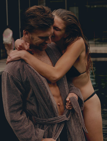 ANTONIO badjas | dark chocolate een verliefd stel bij het zwembad de man draag een gestreepte badjas in bruine en witte kleuren