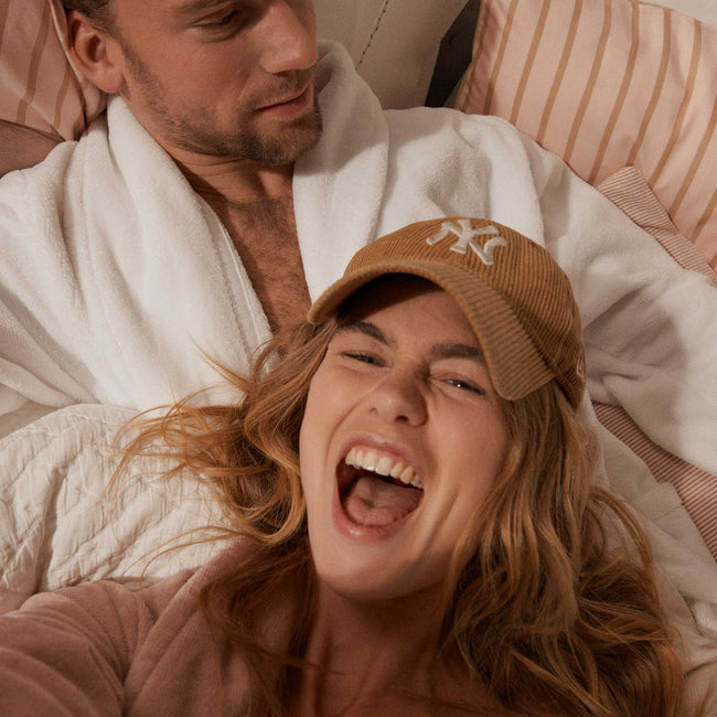 PURE 89 dekbedovertrekset | sepia pink Pure 89 sepia pink dekbedovertrek heeft hele fijne roze met witte strepen. De achterkant van het dekbedovertrek is effen wit. De kussens hebben ook aan de ene kant strepen en aan de andere kant zijn ze effen wit.