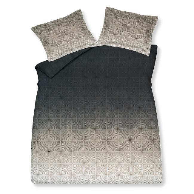 FOCUS dekbedovertrekset | oceanview Focus oceanview dekbedovertrek lijkt vierkanten te hebben, maar deze worden gevormd door gebogen lijnen die elkaar kruisen. De achtergrond verloopt van lichtbeige naar donkerblauw en de lijnen zijn telkens net een tint donkerder. De achterkant van het dekbedovertrek heeft hetzelfde patroon. De kussens hebben het lichte gedeelte van het patroon, waardoor het mooi contrasteerd met het dekbedovertrek.