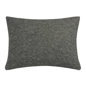 HOME 81 plaid | anthracite Home 81 kussensloop in de kleur anthracite is een gemêleerd geweven kussensloop gemaakt van een wolblend. Het kussensloop is double faced