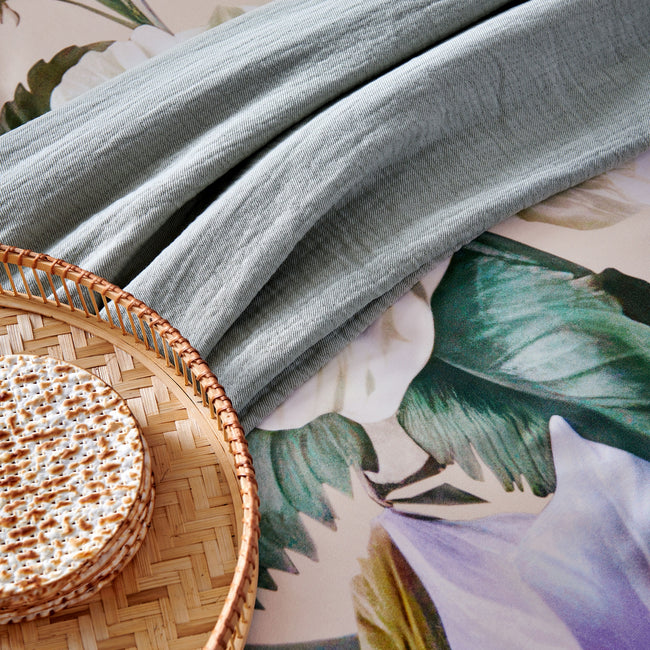 HOLIDAY dekbedovertrekset | cream tan detail shot van een bed met een lichtblauw plaid en een ontbijt op bed