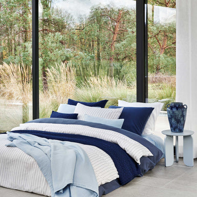 PURE 88 XL dekbedovertrekset | white Pure 88 white dekbedovertrek is effen wit en heeft een heel fijne wafelstructuur. De achterkant van het dekbedovertrek is ook wit en glad qua structuur. De kussens hebben ook aan de ene kant de wafelstuctuur en aan de andere kant zijn ze glad.