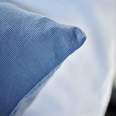 PURE 88 dekbedovertrekset | jeans blue detail shot van een hoofdkussen met een wafelstructuur in een jeans blauwe kleur