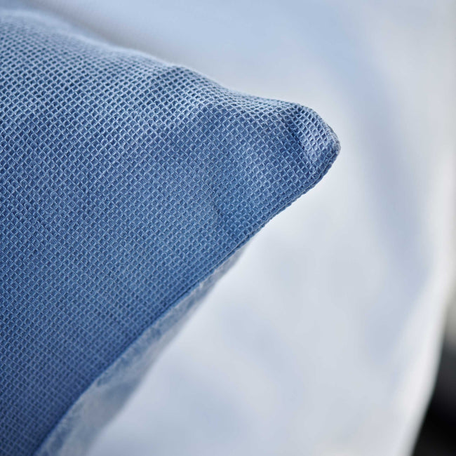 PURE 88 dekbedovertrekset | jeans blue detail shot van een hoofdkussen met een wafelstructuur in een jeans blauwe kleur
