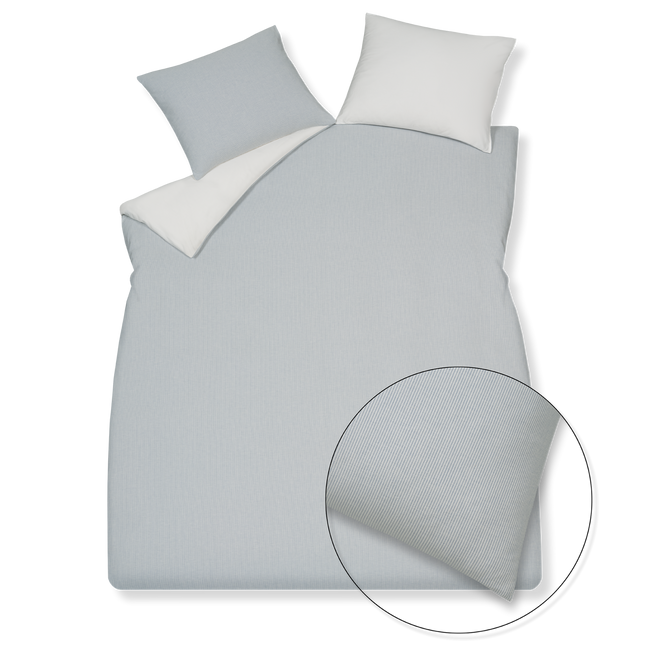 PURE 89 dekbedovertrekset | powder blue Pure 89 powder blue dekbedovertrek heeft hele fijne lichtblauwe met witte strepen. De achterkant van het dekbedovertrek is effen wit. De kussens hebben ook aan de ene kant strepen en aan de andere kant zijn ze effen wit.