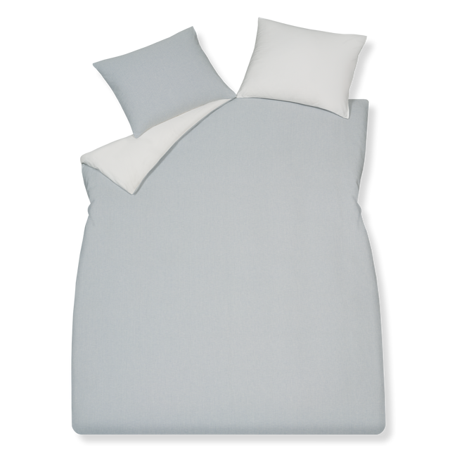 PURE 89 dekbedovertrekset | powder blue Pure 89 powder blue dekbedovertrek heeft hele fijne lichtblauwe met witte strepen. De achterkant van het dekbedovertrek is effen wit. De kussens hebben ook aan de ene kant strepen en aan de andere kant zijn ze effen wit.