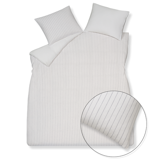 PURE 90 dekbedovertrekset | white Pure 90 white dekbedovertrek heeft blauwe strepen op een witte achtergrond, gemaakt van een combinatie van katoen en linnen. De achterkant van het dekbedovertrek is wit, gemaakt van katoensatijn. De kussens hebben aan de voorkant kant de strepen en aan de andere kant is het effen wit.