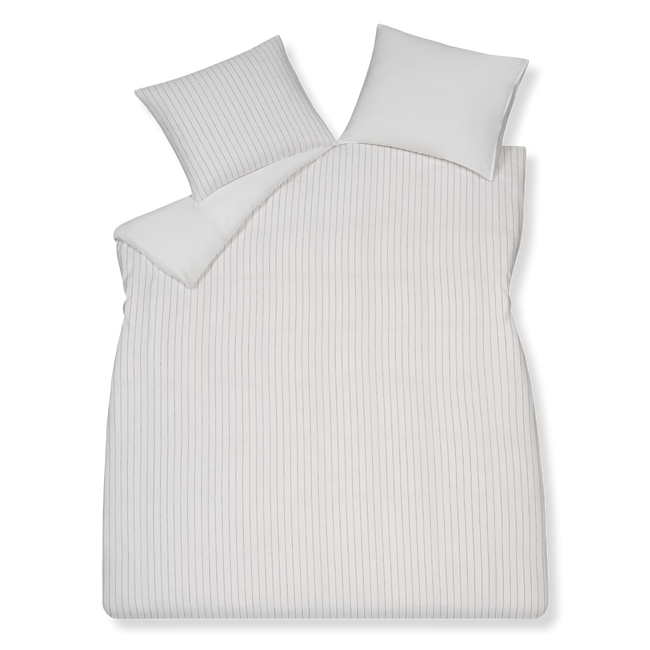 PURE 90 dekbedovertrekset | white Pure 90 white dekbedovertrek heeft blauwe strepen op een witte achtergrond, gemaakt van een combinatie van katoen en linnen. De achterkant van het dekbedovertrek is wit, gemaakt van katoensatijn. De kussens hebben aan de voorkant kant de strepen en aan de andere kant is het effen wit.