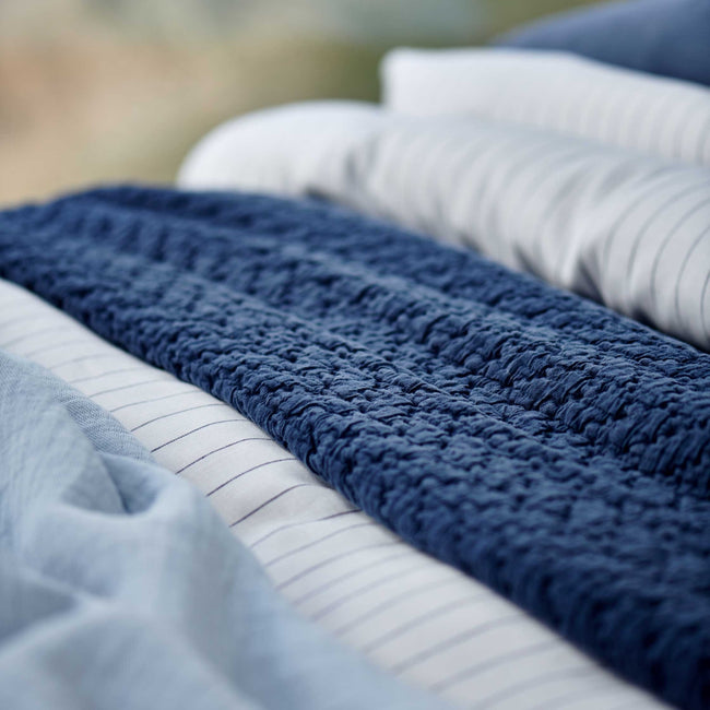 PURE 90 dekbedovertrekset | white Pure 90 white dekbedovertrek heeft blauwe strepen op een witte achtergrond, gemaakt van een combinatie van katoen en linnen. De achterkant van het dekbedovertrek is wit, gemaakt van katoensatijn. De kussens hebben aan de voorkant kant de strepen en aan de andere kant is het effen wit.