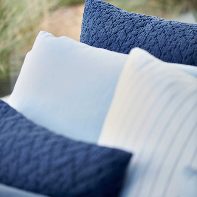 PURE 90 dekbedovertrekset | white Pure 90 white dekbedovertrek heeft blauwe strepen op een witte achtergrond, gemaakt van een combinatie van katoen en linnen. De achterkant van het dekbedovertrek is wit, gemaakt van katoensatijn. De kussens hebben aan de voorkant kant de strepen en aan de andere kant is het effen wit.