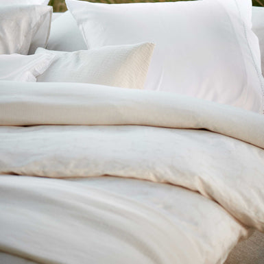 PURITY SORRENTO XL dekbedovertrekset | white Purity Sorrento white dekbedovertrek is effen wit met aan de bovenkant van het dekbedovertrek en aan de zijkant van de kussen sierstiksel van blaadjes