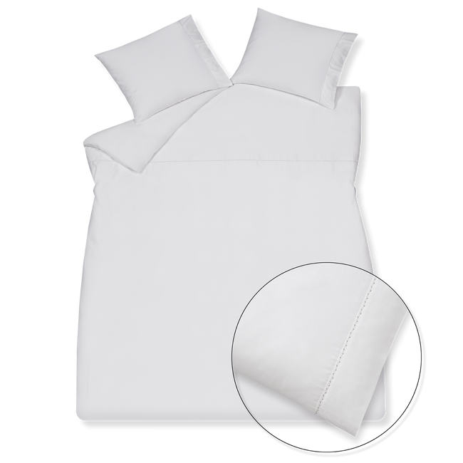 PURITY SORRENTO XL dekbedovertrekset | white Purity Sorrento white dekbedovertrek is effen wit met aan de bovenkant van het dekbedovertrek en aan de zijkant van de kussen sierstiksel van blaadjes