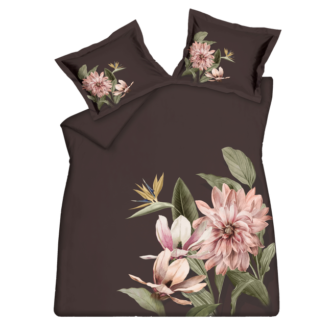 PARADISE BLOOM dekbedovertrekset | dark chocolate Paradise Bloom dark chocolate dekbedovertrek heeft enorme roze bloemen en mooie bladeren er omheen, op een donkerbruine achtergrond. De bloemen en bladeren hebben nerven, die prachtig geschilderd lijken te zijn. De achterkant van het dekbedovertrek is effen donkerbruin. De kussens hebben een bredere zoom en aan beide zijden in de linkerhoek dezelfde bloemen.