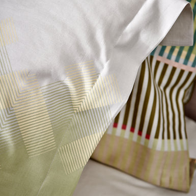 OPTIMIST dekbedovertrekset | smoke green detail shot van een dekbedovertrek in groene en lichtblauwe tinten