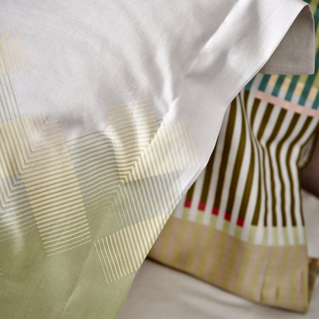 OPTIMIST dekbedovertrekset | smoke green detail shot van een dekbedovertrek in groene en lichtblauwe tinten