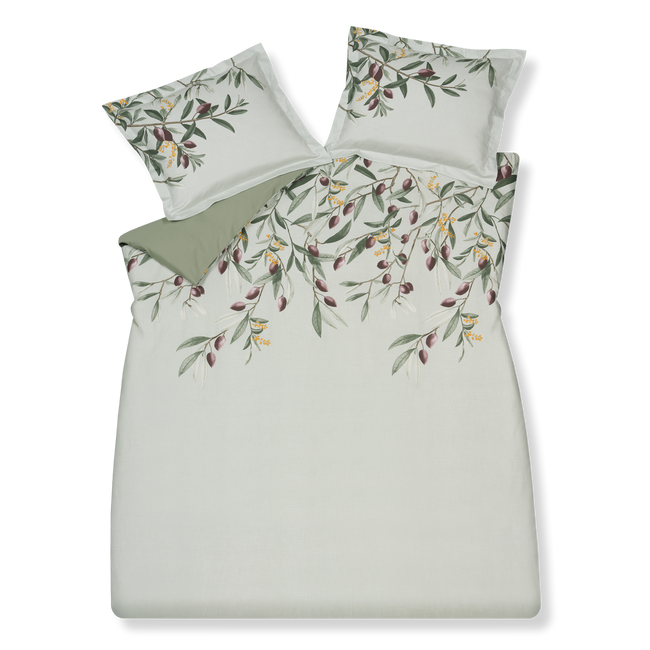 OLIVE dekbedovertrekset | multi Olive multi dekbedovertrek heeft aan de bovenkant takken met blaadjes en olijven op een lichtgroene achtergrond. De achterkant van het dekbedovertrek is effen groen. De kussens hebben aan beide zijden in de linker bovenhoek een tak met olijven. Olive multi dekbedovertrek van Vandyck geeft een mediterraanse look aan je slaapkamer.