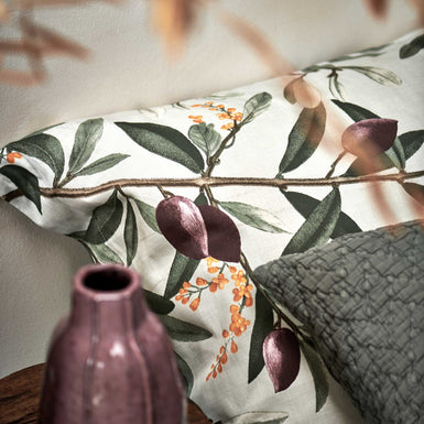 OLIVE dekbedovertrekset | multi detail shot van een hoofdkussen in een licht groene kleur met olijftakken