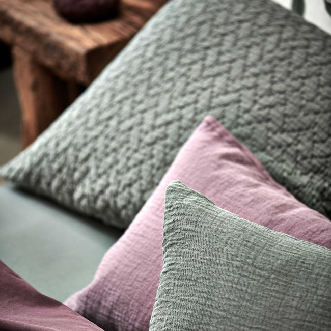 OLIVE dekbedovertrekset | multi detail shot van sierkussens in groene en paarse kleuren