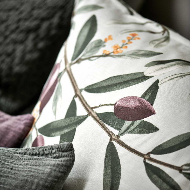 OLIVE dekbedovertrekset | multi detail shot van een hoofdkussen in een lichtgroene kleur met een print van olijftakken