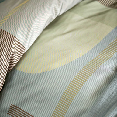 PALM PARADISE dekbedovertrekset | thyme Palm Paradise thyme dekbedovertrek heeft silhouetten van palmbomen in bruin, beige, groen en wit op een lichtblauwe achtergrond. De achterkant van het dekbedovertrek heeft dezelfde print. De kussens hebben aan beide kanten palmbomen.