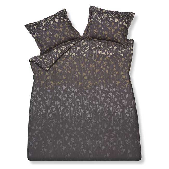 CALM FLOWER dekbedovertrekset | off black Calm Flower off black dekbedovertrek heeft de silhouetten van bloemen in verschillende tinten beige en grijs op een donkergrijze achtergrond. De achterkant van het dekbedovertrek heeft dezelfde print. De kussens hebben aan beide zijden beige en lichtgrijze bloemen.