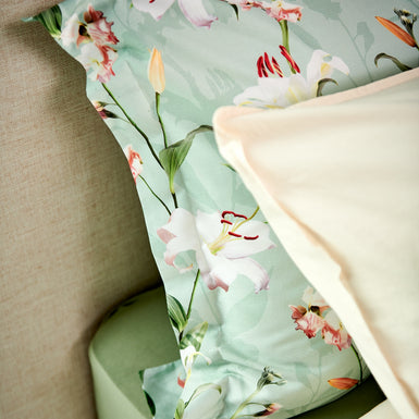 AZALEA dekbedovertrekset | light green detail shot van een hoofdkussen in een groene kleur met bloemen