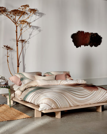 FLOWING dekbedovertrekset | cream tan Flowing cream tan dekbedovertrek heeft beige en grijze vloeiende lijnen met aan de rechtkant lijnen, die een bloem lijken te vormen