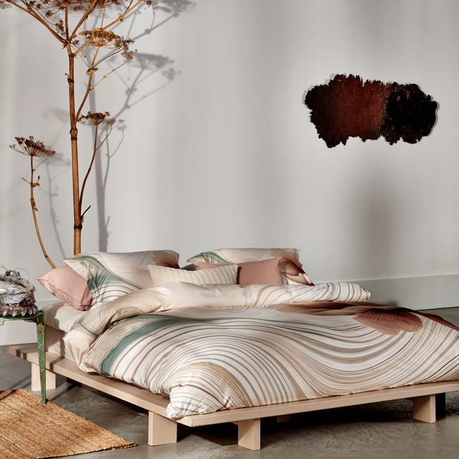 FLOWING dekbedovertrekset | cream tan Flowing cream tan dekbedovertrek heeft beige en grijze vloeiende lijnen met aan de rechtkant lijnen, die een bloem lijken te vormen