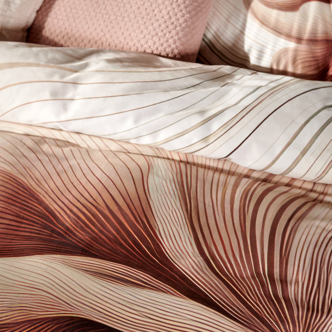 FLOWING dekbedovertrekset | cream tan Detail shot van dekbedovertrek Flowing met mooie donkerrode organische vormen en lijnen