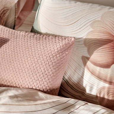 FLOWING dekbedovertrekset | cream tan Detail shot van kussens op een bed