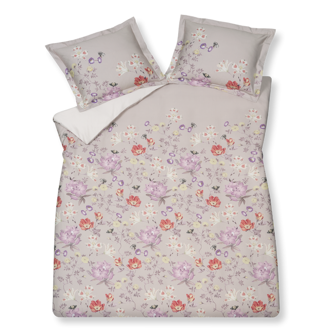 LINNEA dekbedovertrekset | multi Linnea multi dekbedovertrek heeft paarse, rode en gele bloemen met hier en mooi zwart/witte vlinders op een lichtpaarse achtergrond