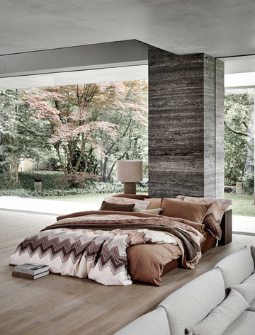 DYNAMIZE dekbedovertrekset | taupe Bed in een serene omgeving met overtreksets in bruin tinten en zigzag print