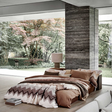 DYNAMIZE dekbedovertrekset | taupe Bed in een serene omgeving met overtreksets in bruin tinten en zigzag print
