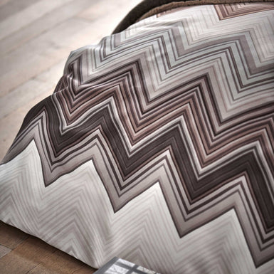 DYNAMIZE dekbedovertrekset | taupe Detail van dekbedovertrek met zigzag print in bruin tinten