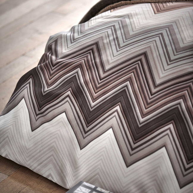 DYNAMIZE dekbedovertrekset | taupe Detail van dekbedovertrek met zigzag print in bruin tinten