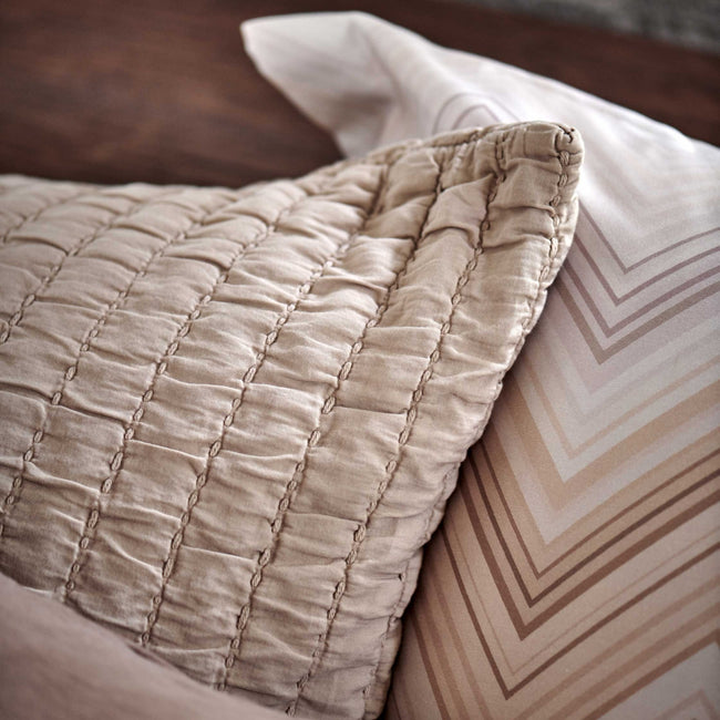 DYNAMIZE dekbedovertrekset | taupe Detail shot van kussenslopen in aarde tinten en bruin tinten