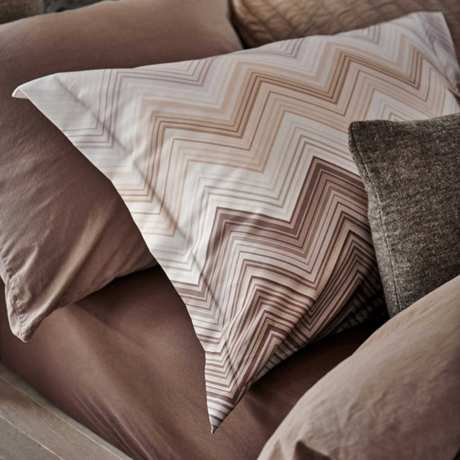 DYNAMIZE dekbedovertrekset | taupe Detail shot van een bed met aarde tinten en bruin tinten